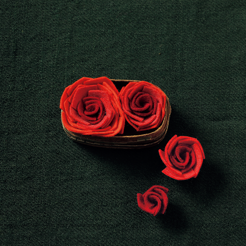 １枚のシートフェルトでつくる花のモチーフ 薔薇