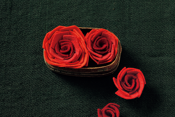 １枚のシートフェルトでつくる花のモチーフ 薔薇
